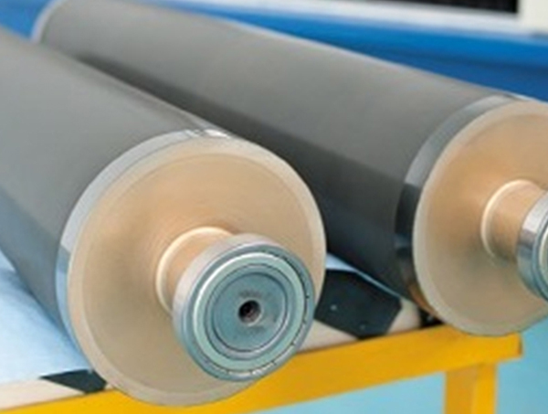 Cad iad na buntáistí a bhaineann le rollóirí brataithe cóimhiotail chrua in iarratais tionsclaíocha?